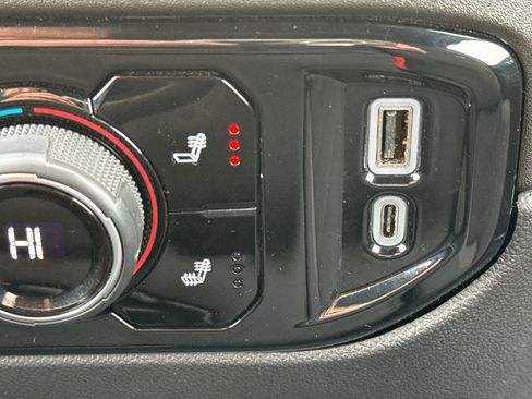 Used 2025 Chevrolet Silverado 1500 LT image 39