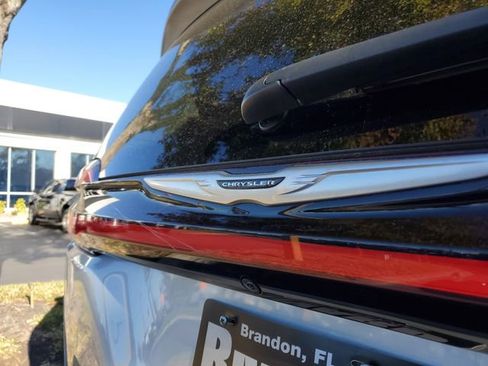 Used 2024 Chrysler Pacifica Touring-L image 6