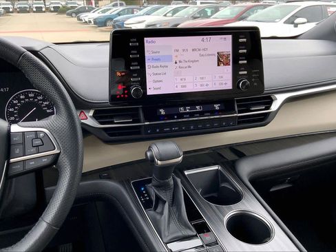 Used 2021 Toyota Sienna Limited image 7