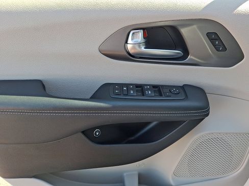 Used 2024 Chrysler Pacifica Limited FWD image 13