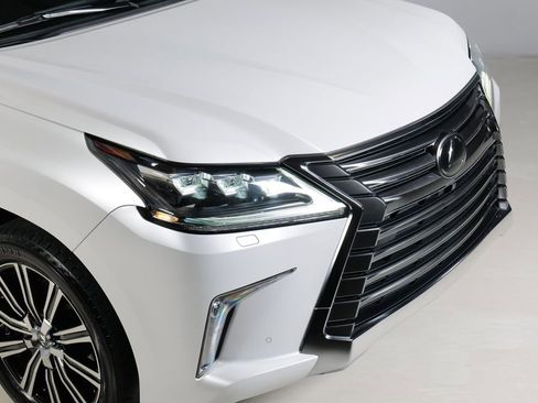 Used 2018 Lexus LX 570 4WD image 9