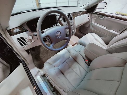 Used 2009 Cadillac DTS w/ Trunk Convenience Package FWD image 30