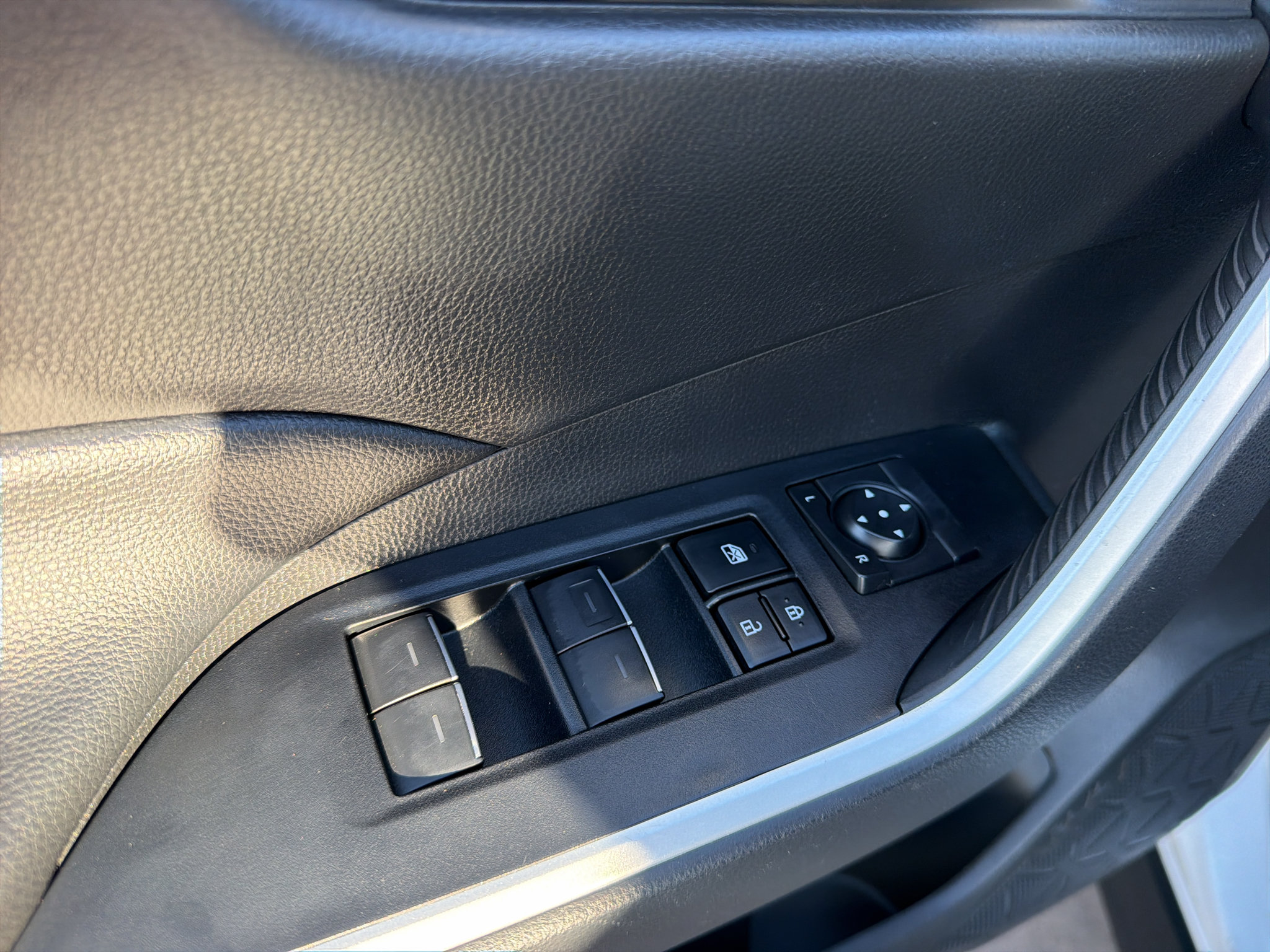 Used 2025 Toyota RAV4 XLE w/ Convenience Package FWD image 12