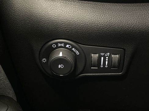 New 2025 Jeep Compass Latitude w/ Sun & Sound Group AWD/4WD image 25