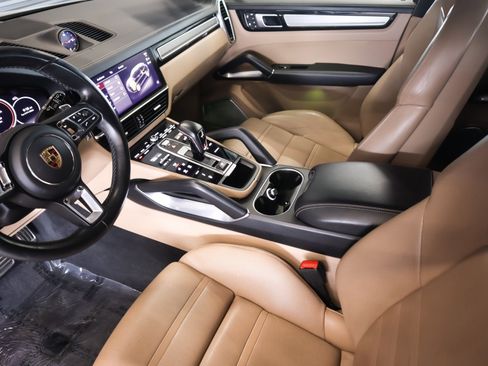 Certified 2022 Porsche Cayenne Turbo AWD/4WD image 18