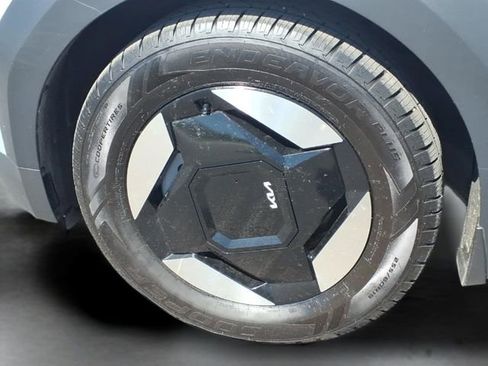 Used 2024 Kia EV9 Light Long Range RWD image 17