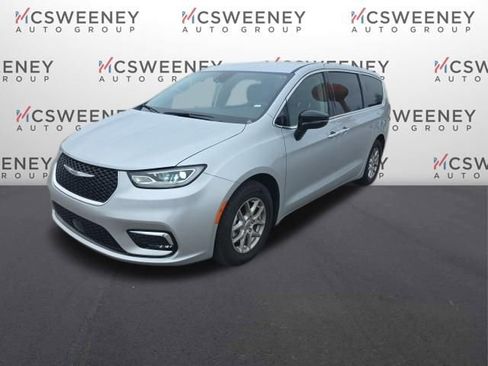 Used 2024 Chrysler Pacifica Touring-L FWD image 3
