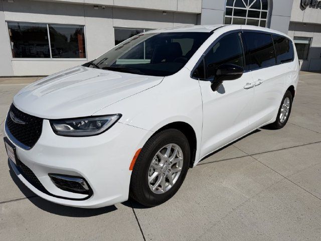 Used 2025 Chrysler Pacifica Select FWD image 4