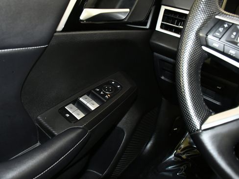 Used 2023 Mitsubishi Outlander SE image 32