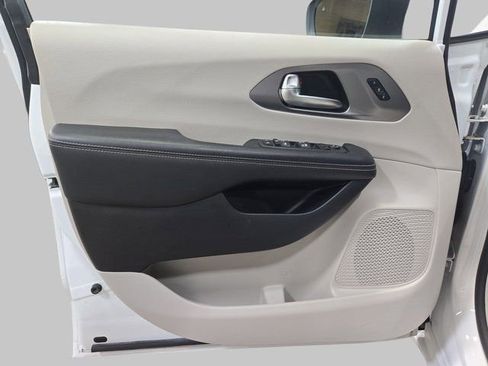 Used 2023 Chrysler Pacifica Touring-L image 29