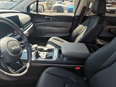 Used 2025 Kia Carnival EX FWD image 17