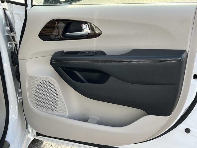 Used 2023 Chrysler Pacifica Limited FWD image 21