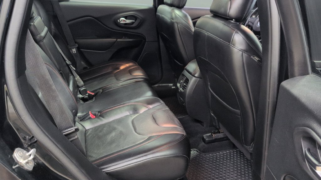 Used 2019 Jeep Cherokee Trailhawk AWD/4WD image 23