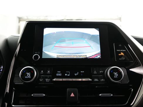 Used 2023 Toyota Highlander LE AWD/4WD image 19