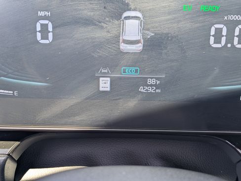 Certified 2025 Kia Niro EX FWD image 30