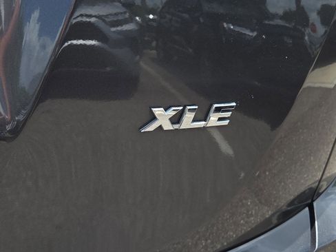 Used 2018 Toyota RAV4 XLE FWD image 31