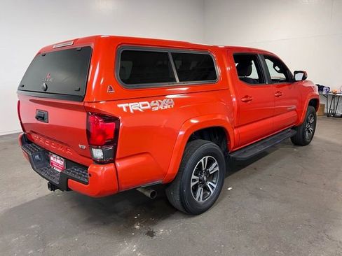 Used 2018 Toyota Tacoma TRD Sport w/ Technology Package image 4