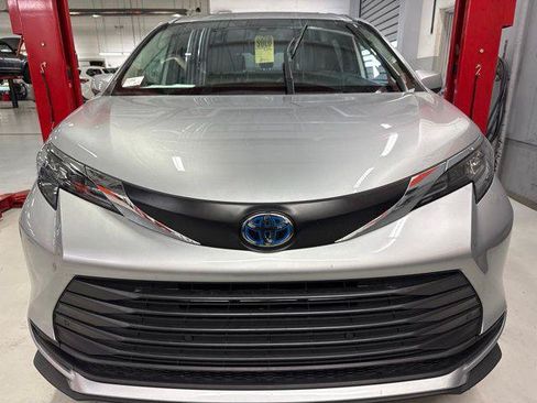 Certified 2025 Toyota Sienna XLE w/ XLE Plus Package AWD/4WD image 12