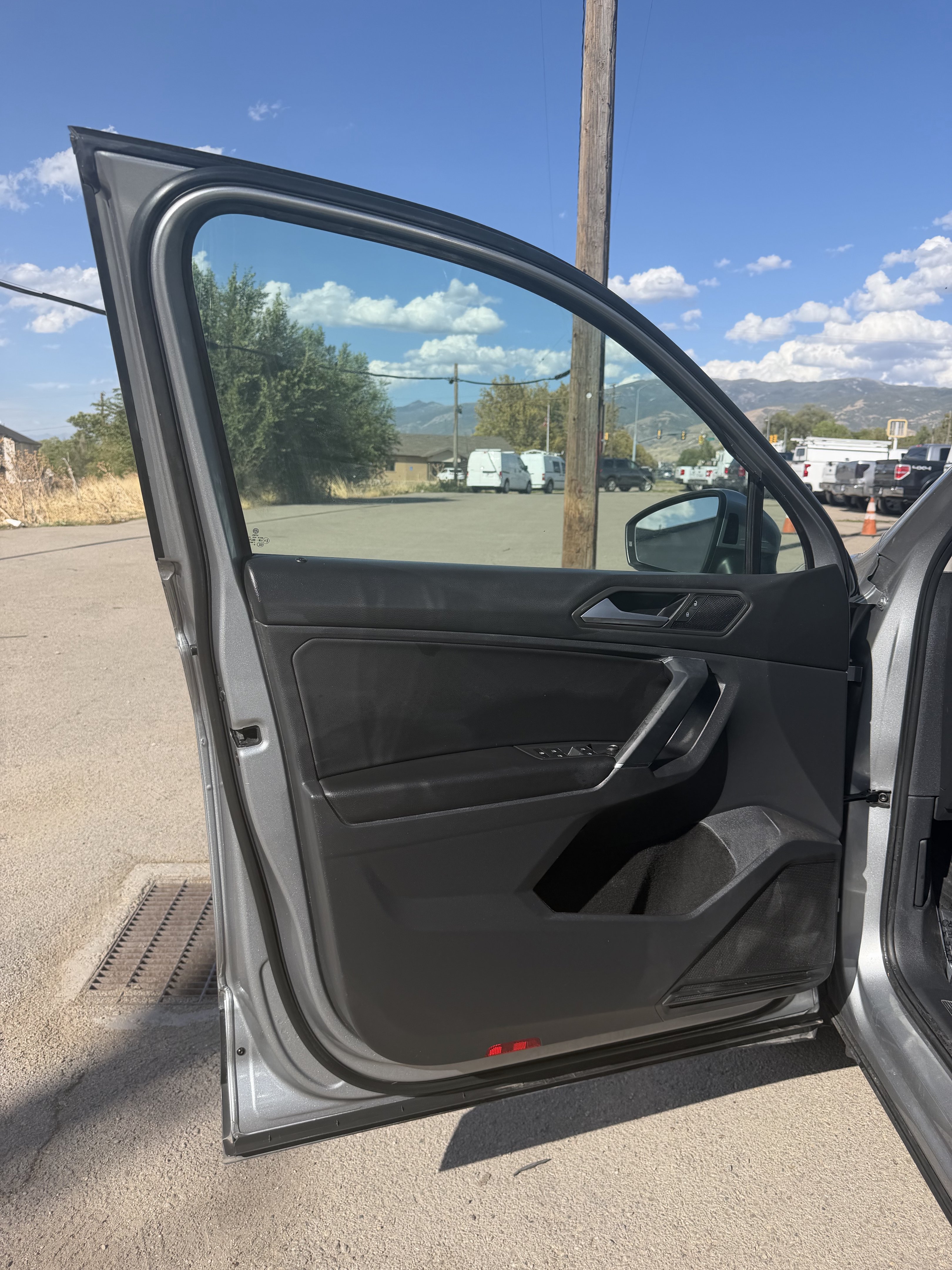 Used 2020 Volkswagen Tiguan SE w/ Panoramic Sunroof Package FWD image 16