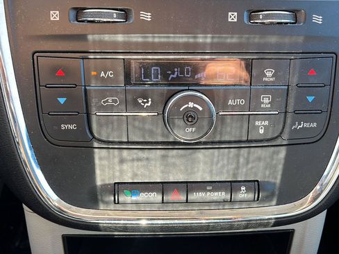 Used 2016 Chrysler Town & Country Touring FWD image 15