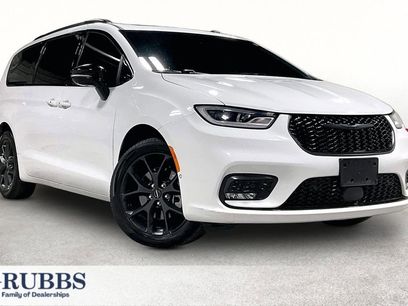 Used 2024 Chrysler Pacifica Limited w/ Uconnect Theater Family Group