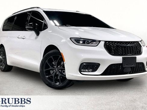 Used 2024 Chrysler Pacifica Limited w/ Uconnect Theater Family Group AWD/4WD image 1