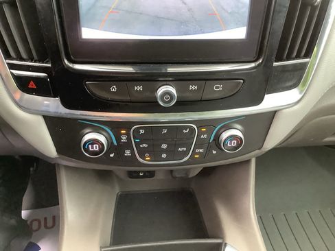 Used 2018 Chevrolet Traverse LT image 18