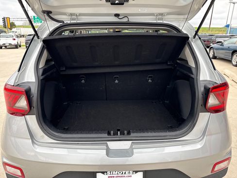 Used 2025 Hyundai Venue SEL image 8