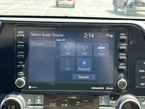 Used 2022 Toyota Highlander XLE FWD image 23