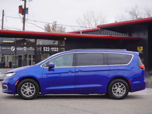 Used 2021 Chrysler Pacifica Touring image 4