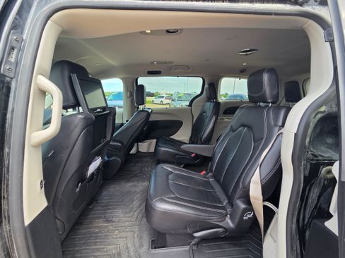 Used 2022 Chrysler Pacifica Touring-L w/ Uconnect Theater Family Group AWD/4WD image 9