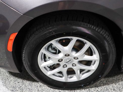 Used 2023 Chrysler Pacifica Touring-L image 11