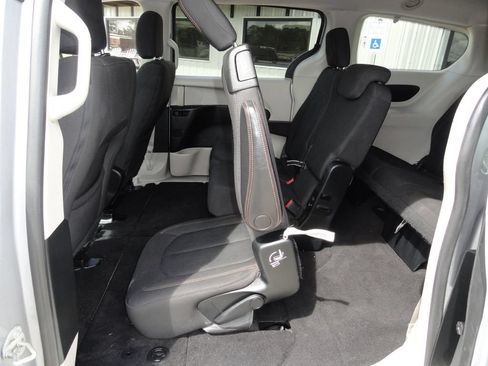 Used 2017 Chrysler Pacifica LX FWD image 12