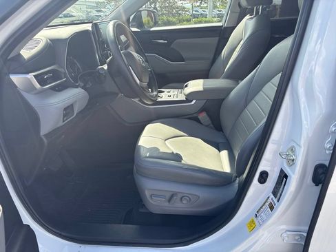 Used 2022 Toyota Highlander XLE AWD/4WD image 11