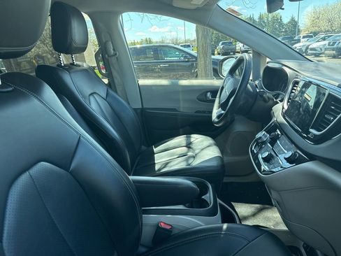 Certified 2023 Chrysler Pacifica Touring-L FWD image 7