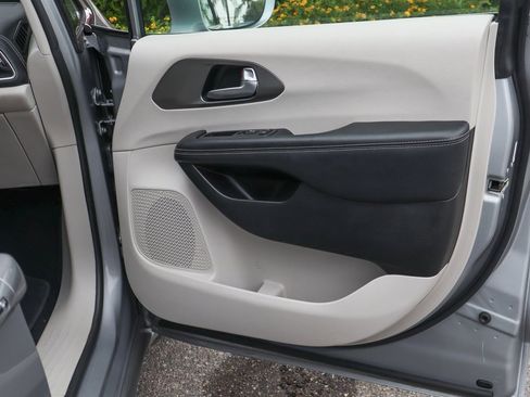 Used 2021 Chrysler Pacifica Touring-L image 48