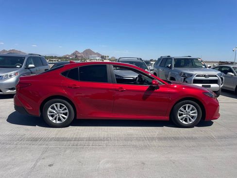 Used 2025 Toyota Camry LE image 3