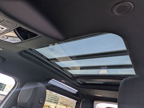 Certified 2023 Land Rover Defender 90 X-Dynamic SE image 23