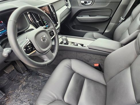 Used 2025 Volvo XC60 B5 Plus image 6