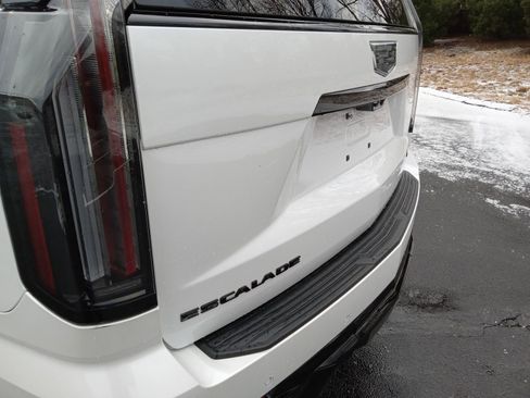 Used 2025 Cadillac Escalade V w/ LPO, ONYX Package image 8