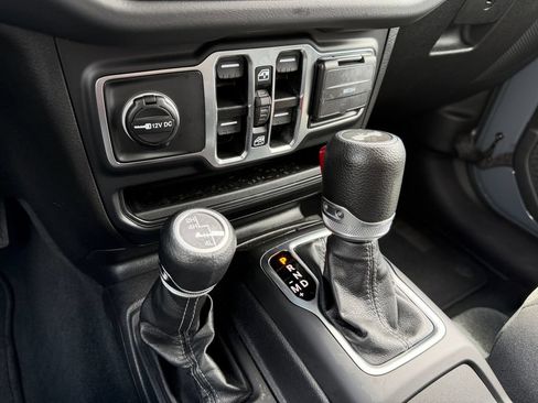 Used 2026 Jeep Wrangler Unlimited Sahara AWD/4WD image 18