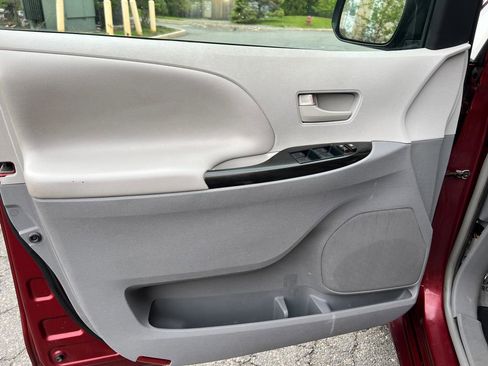 Used 2014 Toyota Sienna LE FWD image 19