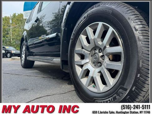 Used 2010 Nissan Pathfinder LE w/ Navigation Pkg image 9