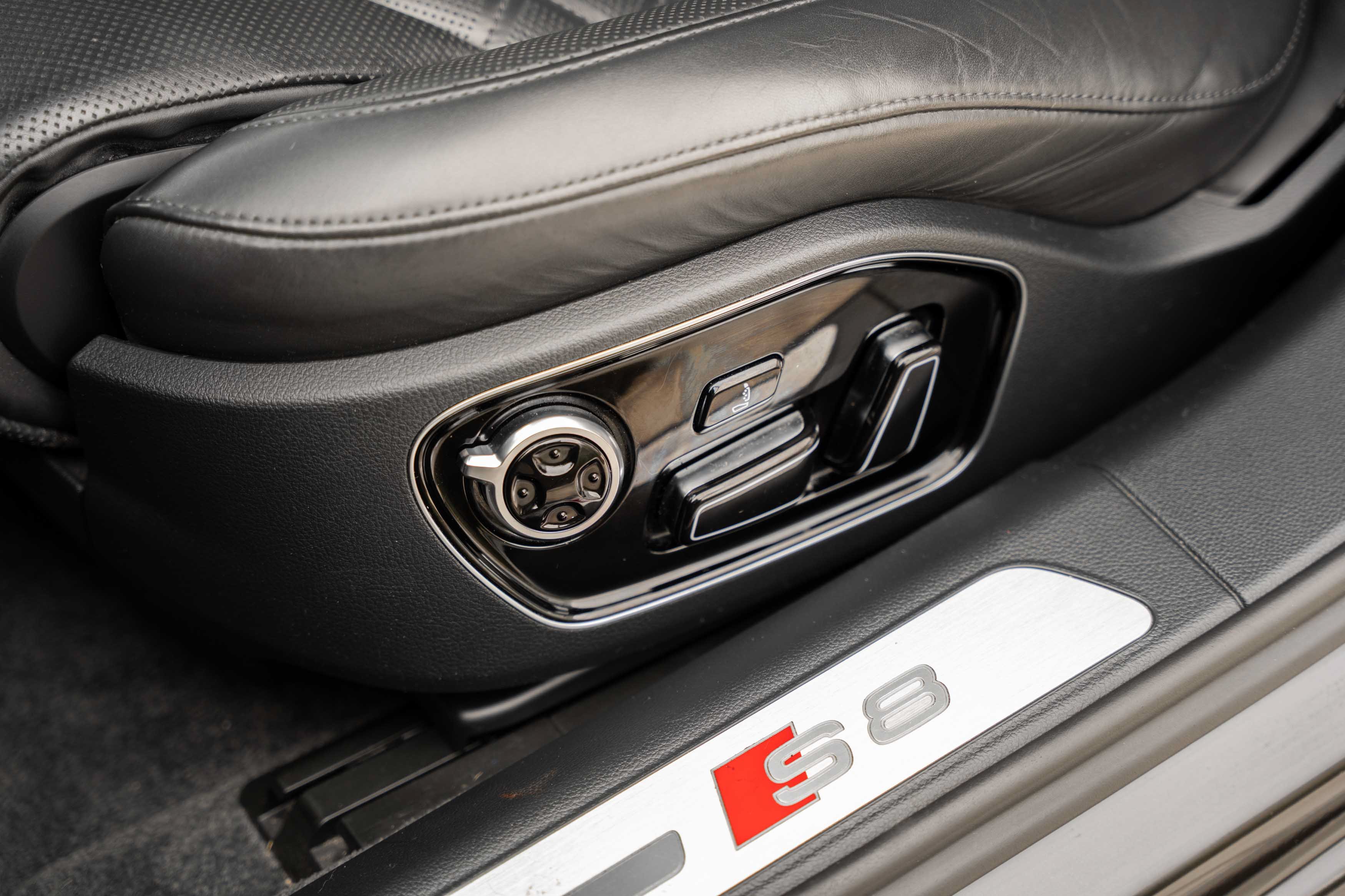 Used 2014 Audi S8 AWD/4WD image 8