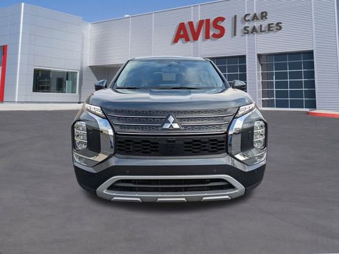 Used 2024 Mitsubishi Outlander SE image 2