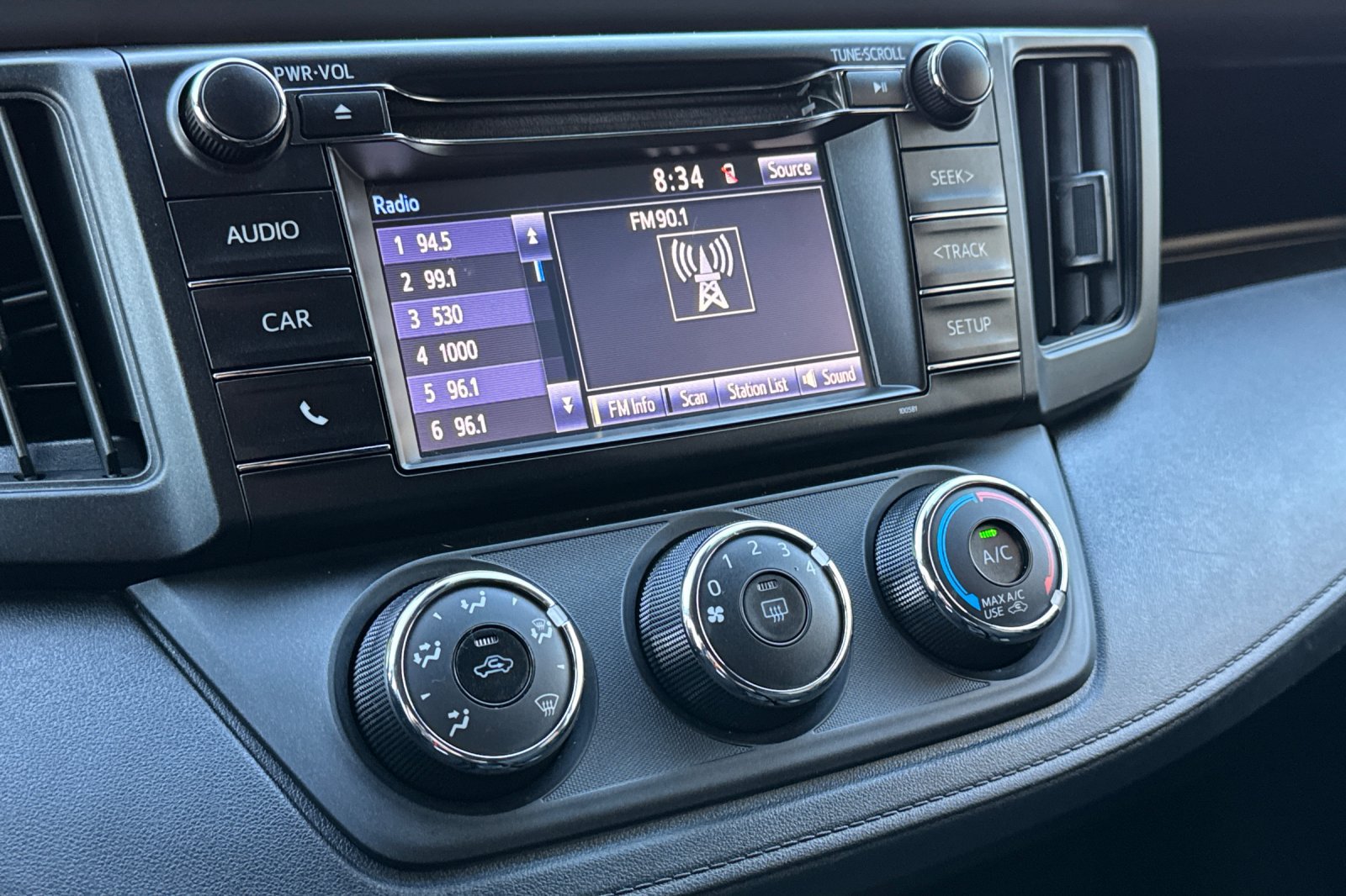 Used 2018 Toyota RAV4 LE FWD image 26