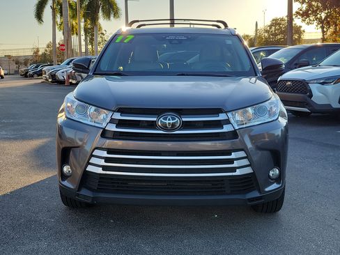 Used 2017 Toyota Highlander XLE image 3