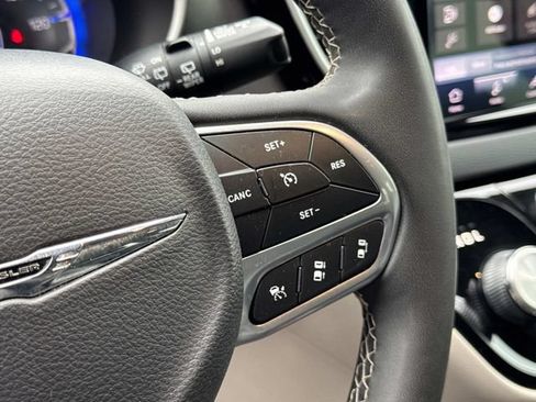 Used 2023 Chrysler Pacifica Touring-L FWD image 31