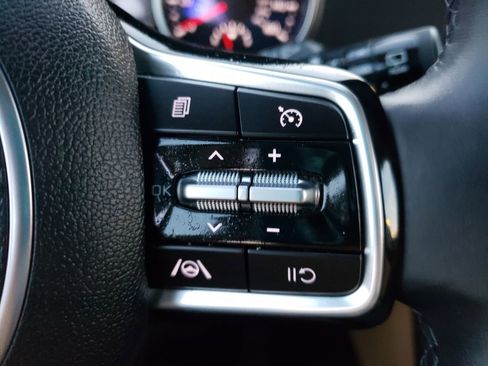 Used 2024 Kia Carnival LX image 13