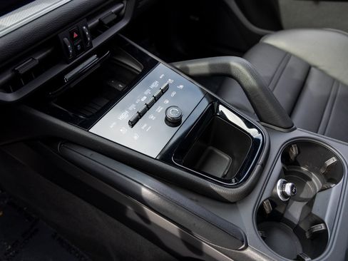 Certified 2025 Porsche Cayenne Coupe image 38